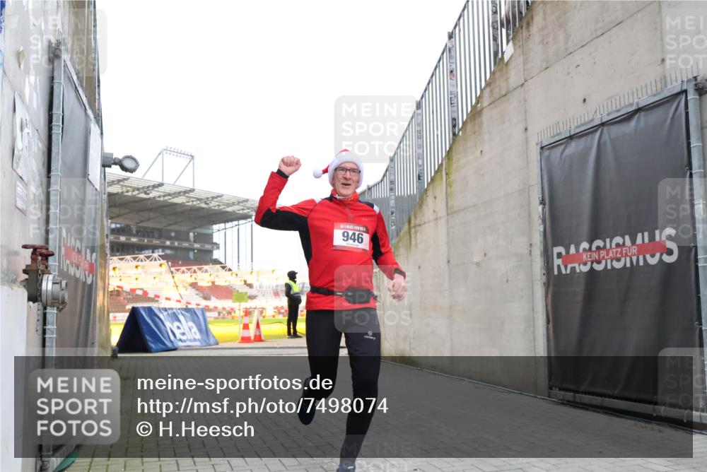 08.12.2024 - St. Pauli X-Mass-Run No. 14 H.Heesch http://msf.ph/oto/7498074 08.12.2024 10:01:43 Ziel 418, 512, 713, 946, 2696, 512, 946 meine-sportfotos.de