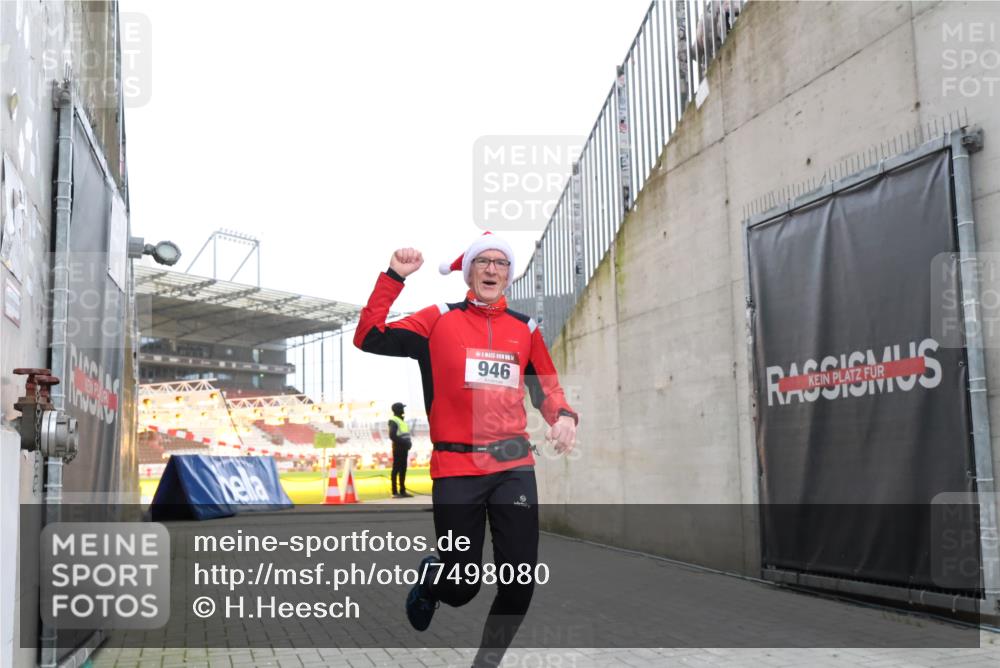 08.12.2024 - St. Pauli X-Mass-Run No. 14 H.Heesch http://msf.ph/oto/7498080 08.12.2024 10:01:43 Ziel 418, 512, 713, 946, 2696, 512, 946 meine-sportfotos.de