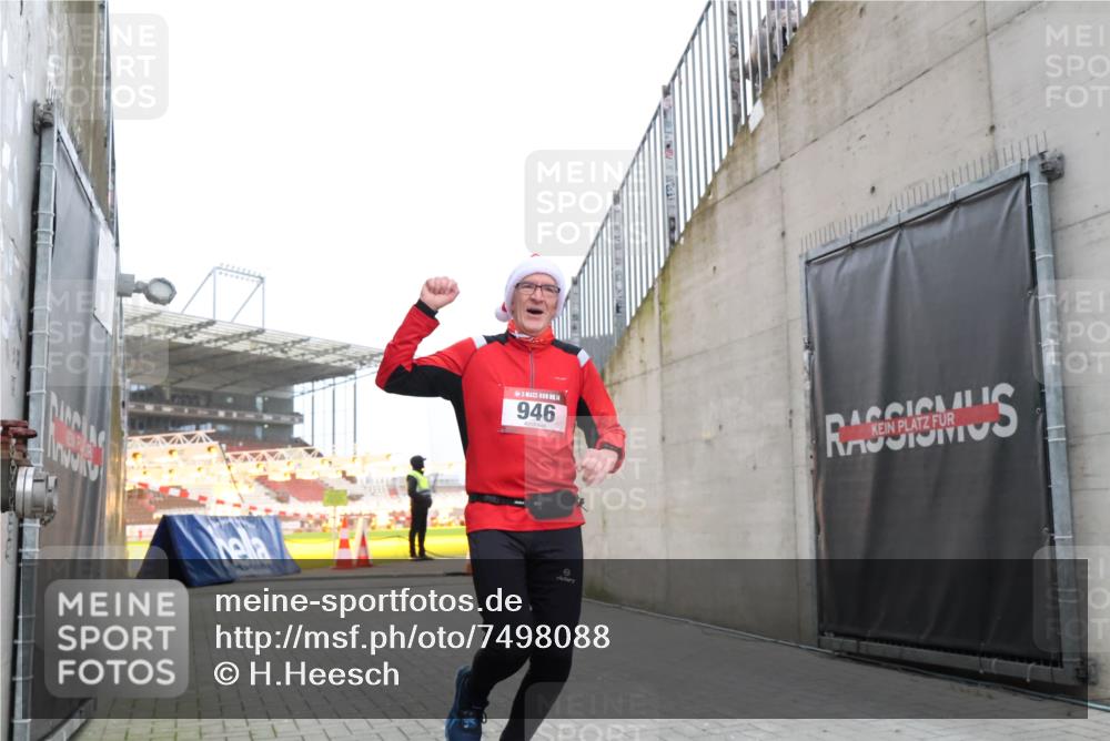 08.12.2024 - St. Pauli X-Mass-Run No. 14 H.Heesch http://msf.ph/oto/7498088 08.12.2024 10:01:43 Ziel 418, 512, 713, 946, 2696, 512, 946 meine-sportfotos.de