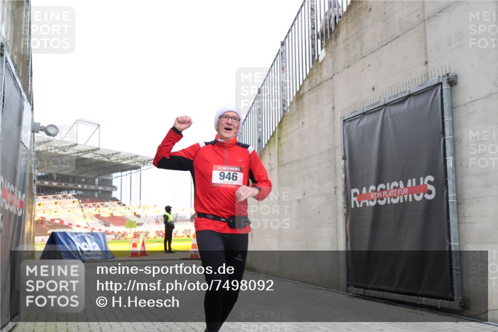 08.12.2024 - St. Pauli X-Mass-Run No. 14 H.Heesch http://msf.ph/oto/7498092 08.12.2024 10:01:43 Ziel 418, 512, 713, 946, 2696, 512, 946 meine-sportfotos.de
