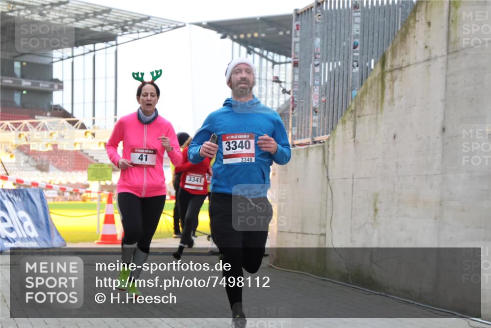 08.12.2024 - St. Pauli X-Mass-Run No. 14 H.Heesch http://msf.ph/oto/7498112 08.12.2024 10:01:54 Ziel 41, 512, 946, 3340, 41, 1246, 2818, 3254, 3340, 3341 meine-sportfotos.de