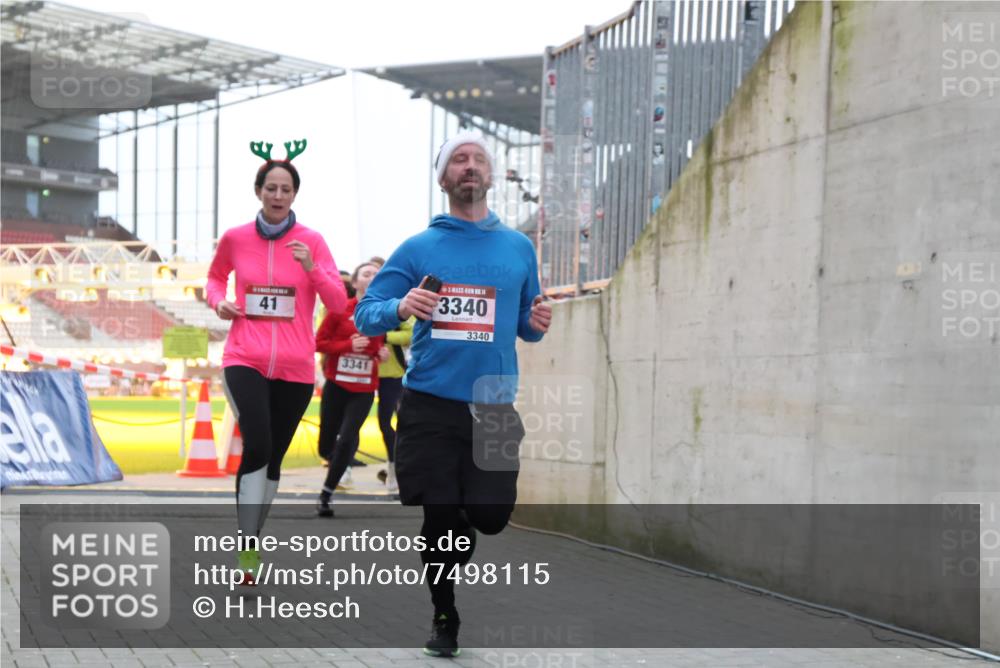 08.12.2024 - St. Pauli X-Mass-Run No. 14 H.Heesch http://msf.ph/oto/7498115 08.12.2024 10:01:54 Ziel 41, 512, 946, 3340, 41, 1246, 2818, 3254, 3340, 3341 meine-sportfotos.de