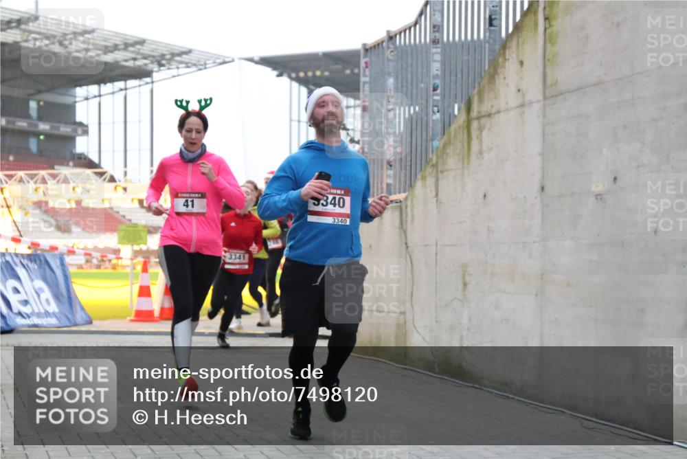 08.12.2024 - St. Pauli X-Mass-Run No. 14 H.Heesch http://msf.ph/oto/7498120 08.12.2024 10:01:54 Ziel 41, 512, 946, 3340, 41, 1246, 2818, 3254, 3340, 3341 meine-sportfotos.de