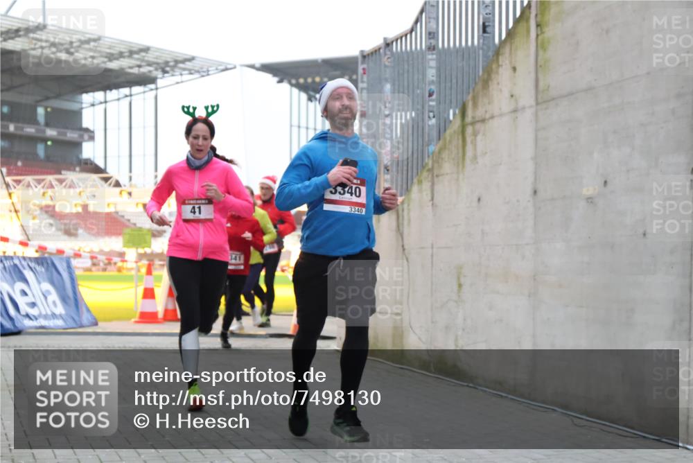 08.12.2024 - St. Pauli X-Mass-Run No. 14 H.Heesch http://msf.ph/oto/7498130 08.12.2024 10:01:54 Ziel 41, 512, 946, 3340, 41, 1246, 2818, 3254, 3340, 3341 meine-sportfotos.de