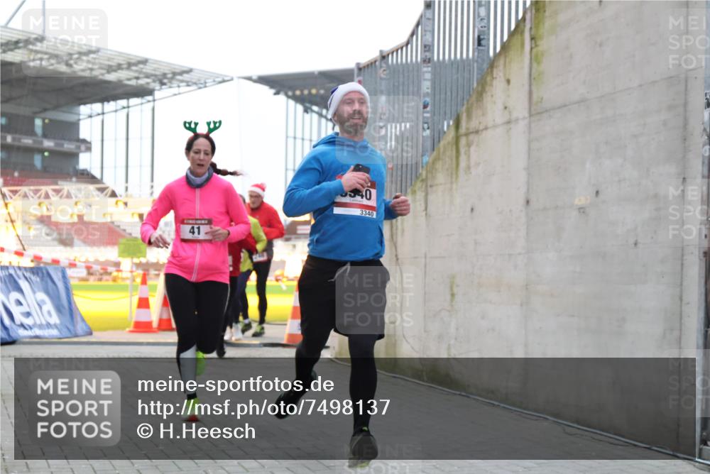08.12.2024 - St. Pauli X-Mass-Run No. 14 H.Heesch http://msf.ph/oto/7498137 08.12.2024 10:01:54 Ziel 41, 512, 946, 3340, 41, 1246, 2818, 3254, 3340, 3341 meine-sportfotos.de