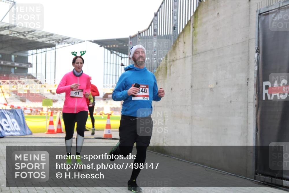 08.12.2024 - St. Pauli X-Mass-Run No. 14 H.Heesch http://msf.ph/oto/7498147 08.12.2024 10:01:54 Ziel 41, 512, 946, 3340, 41, 1246, 2818, 3254, 3340, 3341 meine-sportfotos.de