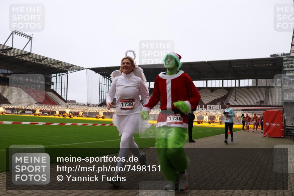 08.12.2024 - St. Pauli X-Mass-Run No. 14 Yannick Fuchs http://msf.ph/oto/7498151 08.12.2024 11:00:32 Ziel 149, 369, 387, 710, 884, 893, 1093, 1164, 1165, 1296, 1410, 1738, 1739, 1875, 1962, 2454 meine-sportfotos.de