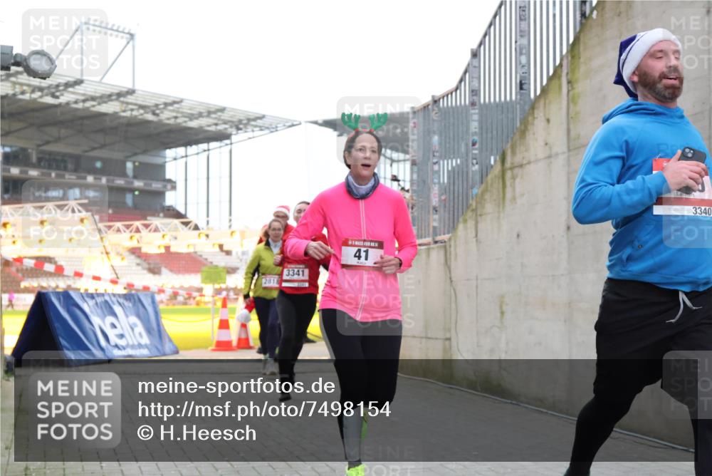 08.12.2024 - St. Pauli X-Mass-Run No. 14 H.Heesch http://msf.ph/oto/7498154 08.12.2024 10:01:55 Ziel 41, 512, 946, 3340, 3341, 41, 1246, 2818, 3254, 3340, 3341 meine-sportfotos.de