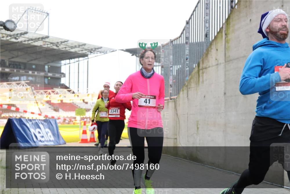 08.12.2024 - St. Pauli X-Mass-Run No. 14 H.Heesch http://msf.ph/oto/7498160 08.12.2024 10:01:55 Ziel 41, 512, 946, 3340, 3341, 41, 1246, 2818, 3254, 3340, 3341 meine-sportfotos.de