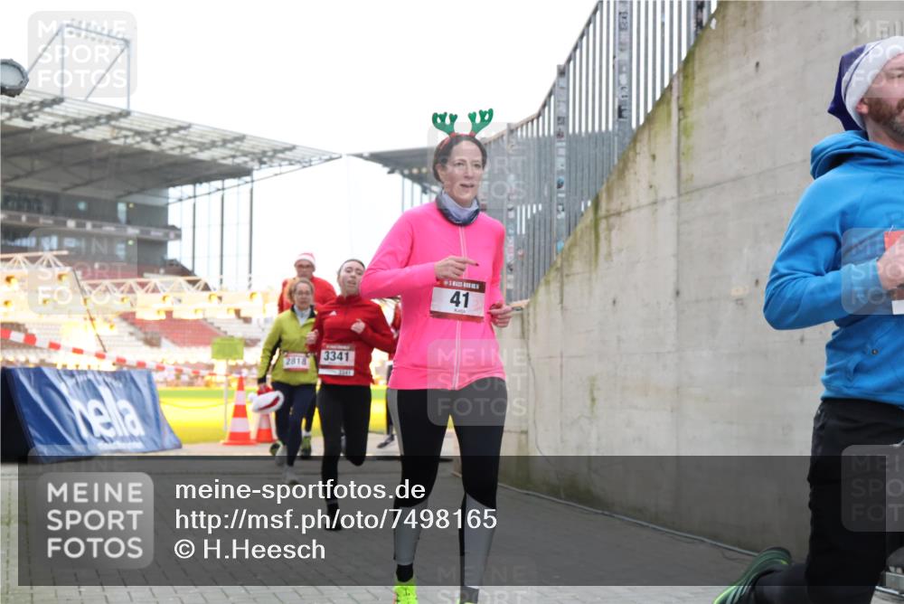 08.12.2024 - St. Pauli X-Mass-Run No. 14 H.Heesch http://msf.ph/oto/7498165 08.12.2024 10:01:55 Ziel 41, 512, 946, 3340, 3341, 41, 1246, 2818, 3254, 3340, 3341 meine-sportfotos.de