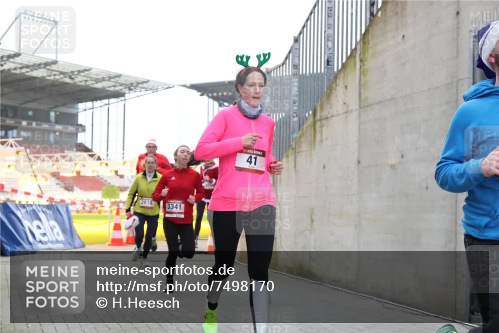 08.12.2024 - St. Pauli X-Mass-Run No. 14 H.Heesch http://msf.ph/oto/7498170 08.12.2024 10:01:55 Ziel 41, 512, 946, 3340, 3341, 41, 1246, 2818, 3254, 3340, 3341 meine-sportfotos.de