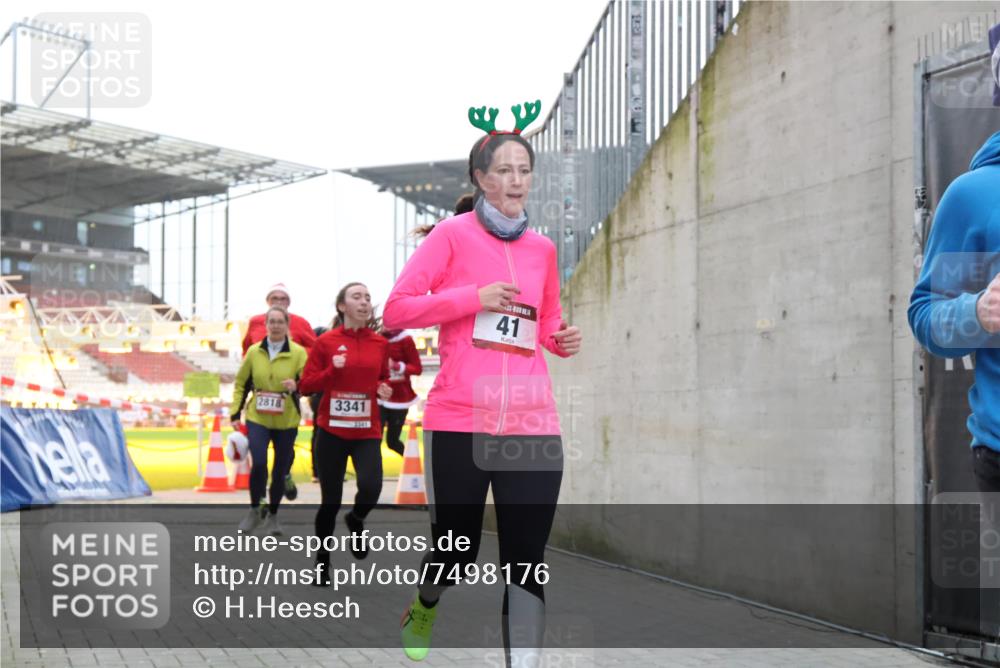 08.12.2024 - St. Pauli X-Mass-Run No. 14 H.Heesch http://msf.ph/oto/7498176 08.12.2024 10:01:55 Ziel 41, 512, 946, 3340, 3341, 41, 1246, 2818, 3254, 3340, 3341 meine-sportfotos.de