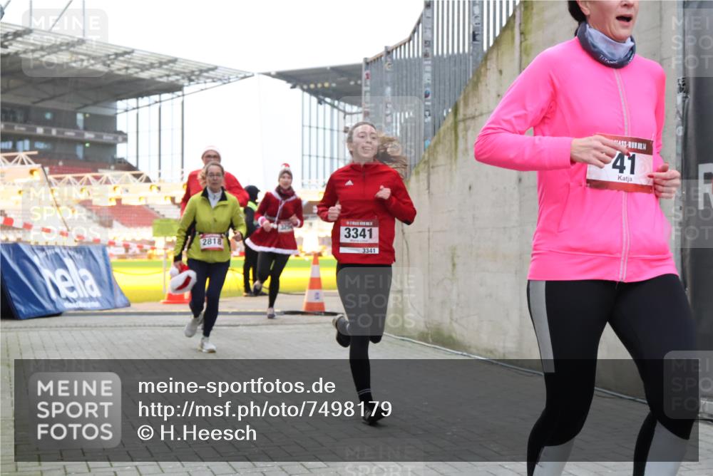 08.12.2024 - St. Pauli X-Mass-Run No. 14 H.Heesch http://msf.ph/oto/7498179 08.12.2024 10:01:56 Ziel 41, 946, 3340, 3341, 41, 1246, 2818, 3254, 3340, 3341 meine-sportfotos.de