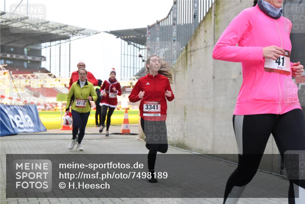 08.12.2024 - St. Pauli X-Mass-Run No. 14 H.Heesch http://msf.ph/oto/7498189 08.12.2024 10:01:56 Ziel 41, 946, 3340, 3341, 41, 1246, 2818, 3254, 3340, 3341 meine-sportfotos.de