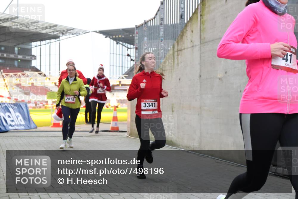 08.12.2024 - St. Pauli X-Mass-Run No. 14 H.Heesch http://msf.ph/oto/7498196 08.12.2024 10:01:56 Ziel 41, 946, 3340, 3341, 41, 1246, 2818, 3254, 3340, 3341 meine-sportfotos.de