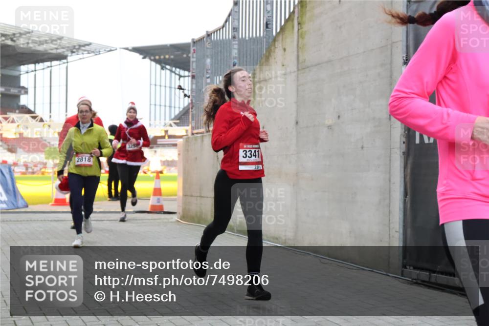 08.12.2024 - St. Pauli X-Mass-Run No. 14 H.Heesch http://msf.ph/oto/7498206 08.12.2024 10:01:56 Ziel 41, 946, 3340, 3341, 41, 1246, 2818, 3254, 3340, 3341 meine-sportfotos.de