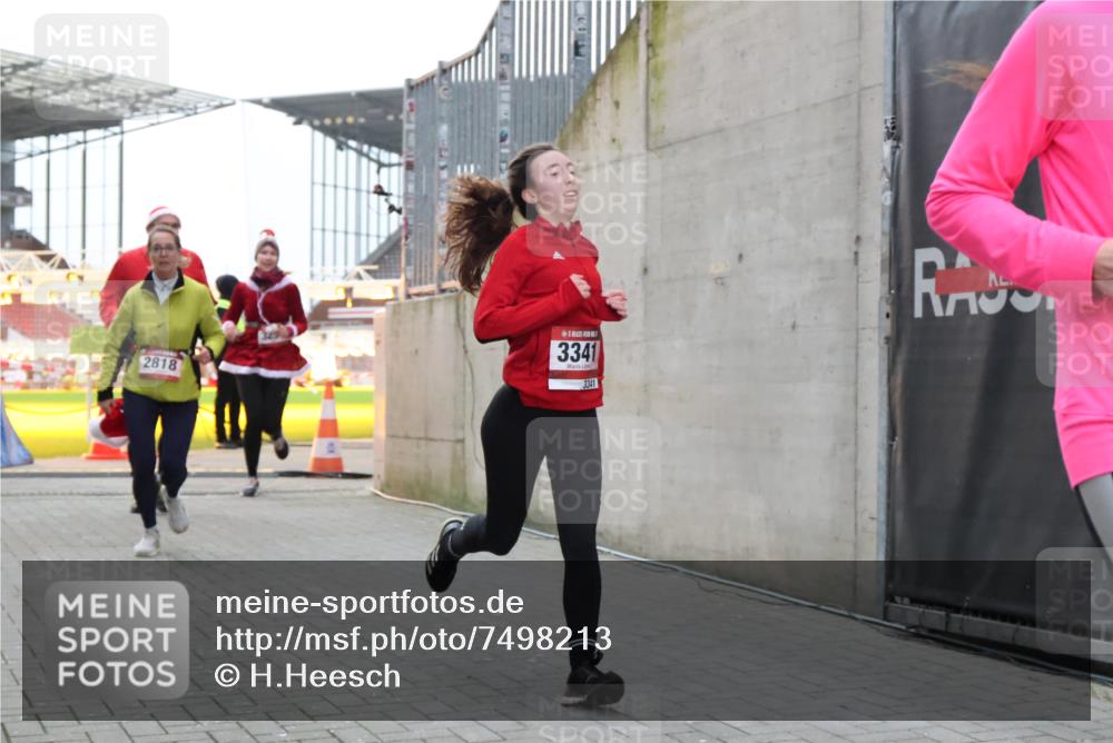 08.12.2024 - St. Pauli X-Mass-Run No. 14 H.Heesch http://msf.ph/oto/7498213 08.12.2024 10:01:56 Ziel 41, 946, 3340, 3341, 41, 1246, 2818, 3254, 3340, 3341 meine-sportfotos.de
