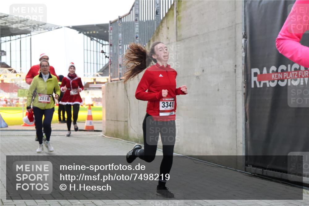 08.12.2024 - St. Pauli X-Mass-Run No. 14 H.Heesch http://msf.ph/oto/7498219 08.12.2024 10:01:56 Ziel 41, 946, 3340, 3341, 41, 1246, 2818, 3254, 3340, 3341 meine-sportfotos.de