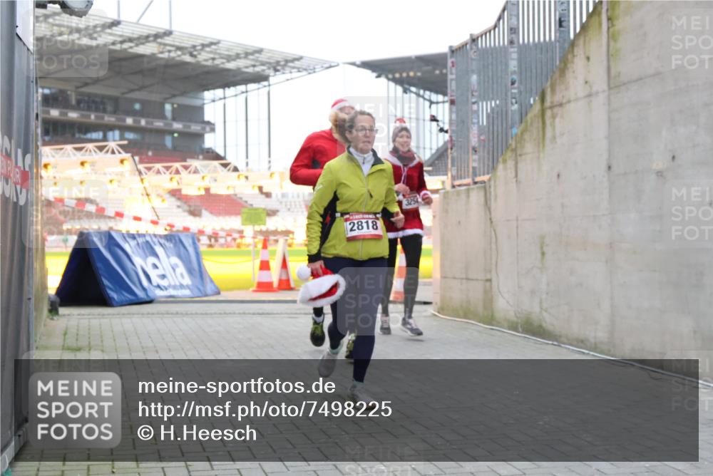 08.12.2024 - St. Pauli X-Mass-Run No. 14 H.Heesch http://msf.ph/oto/7498225 08.12.2024 10:01:57 Ziel 41, 2818, 3340, 3341, 1246, 2818, 2833, 3254, 3341 meine-sportfotos.de