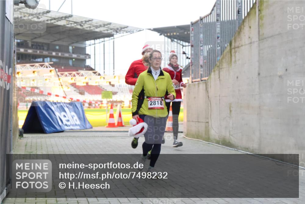 08.12.2024 - St. Pauli X-Mass-Run No. 14 H.Heesch http://msf.ph/oto/7498232 08.12.2024 10:01:57 Ziel 41, 2818, 3340, 3341, 1246, 2818, 2833, 3254, 3341 meine-sportfotos.de
