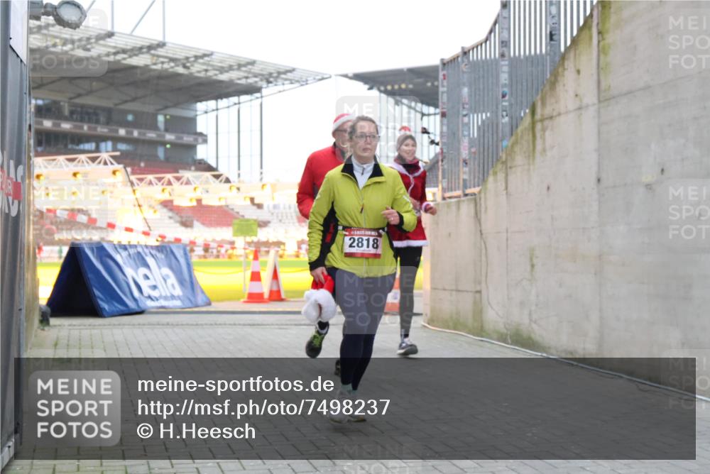 08.12.2024 - St. Pauli X-Mass-Run No. 14 H.Heesch http://msf.ph/oto/7498237 08.12.2024 10:01:57 Ziel 41, 2818, 3340, 3341, 1246, 2818, 2833, 3254, 3341 meine-sportfotos.de