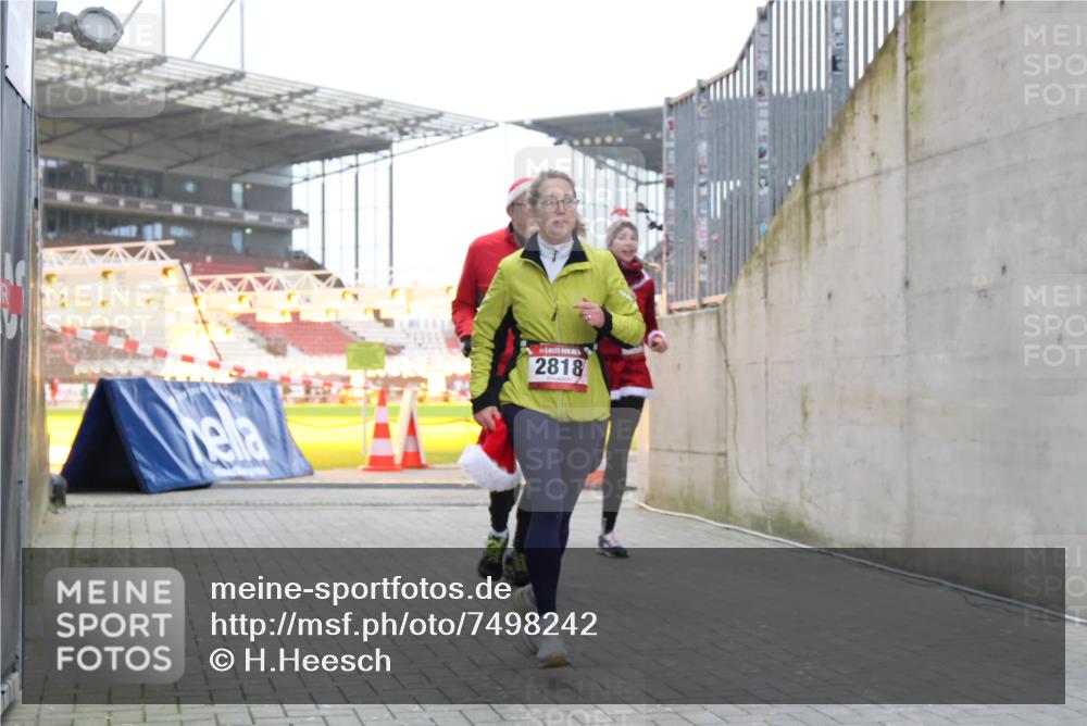 08.12.2024 - St. Pauli X-Mass-Run No. 14 H.Heesch http://msf.ph/oto/7498242 08.12.2024 10:01:57 Ziel 41, 2818, 3340, 3341, 1246, 2818, 2833, 3254, 3341 meine-sportfotos.de