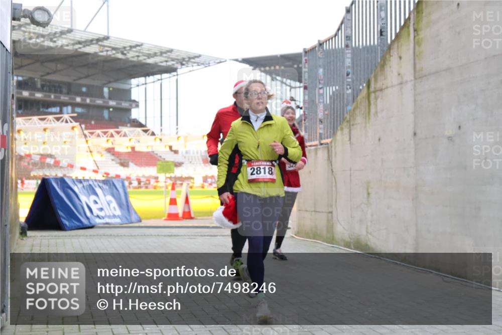 08.12.2024 - St. Pauli X-Mass-Run No. 14 H.Heesch http://msf.ph/oto/7498246 08.12.2024 10:01:57 Ziel 41, 2818, 3340, 3341, 1246, 2818, 2833, 3254, 3341 meine-sportfotos.de