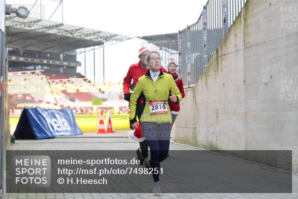08.12.2024 - St. Pauli X-Mass-Run No. 14 H.Heesch http://msf.ph/oto/7498251 08.12.2024 10:01:57 Ziel 41, 2818, 3340, 3341, 1246, 2818, 2833, 3254, 3341 meine-sportfotos.de