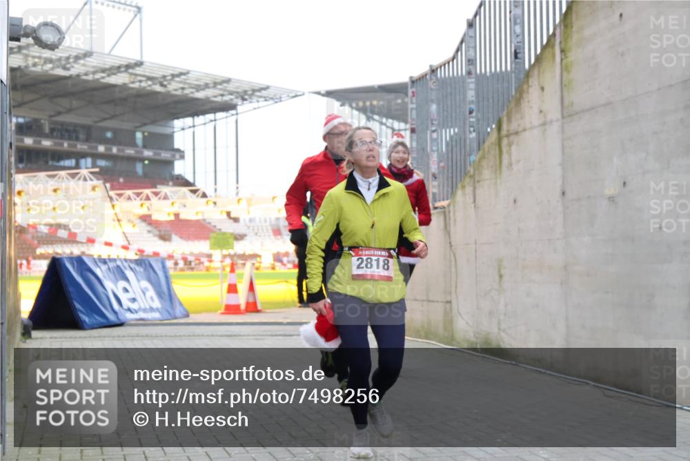 08.12.2024 - St. Pauli X-Mass-Run No. 14 H.Heesch http://msf.ph/oto/7498256 08.12.2024 10:01:57 Ziel 41, 2818, 3340, 3341, 1246, 2818, 2833, 3254, 3341 meine-sportfotos.de