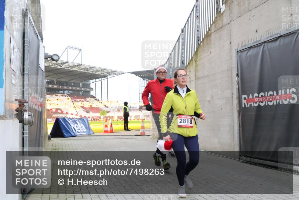 08.12.2024 - St. Pauli X-Mass-Run No. 14 H.Heesch http://msf.ph/oto/7498263 08.12.2024 10:01:58 Ziel 41, 1246, 2818, 3340, 3341, 1246, 1751, 2818, 2833, 3254 meine-sportfotos.de