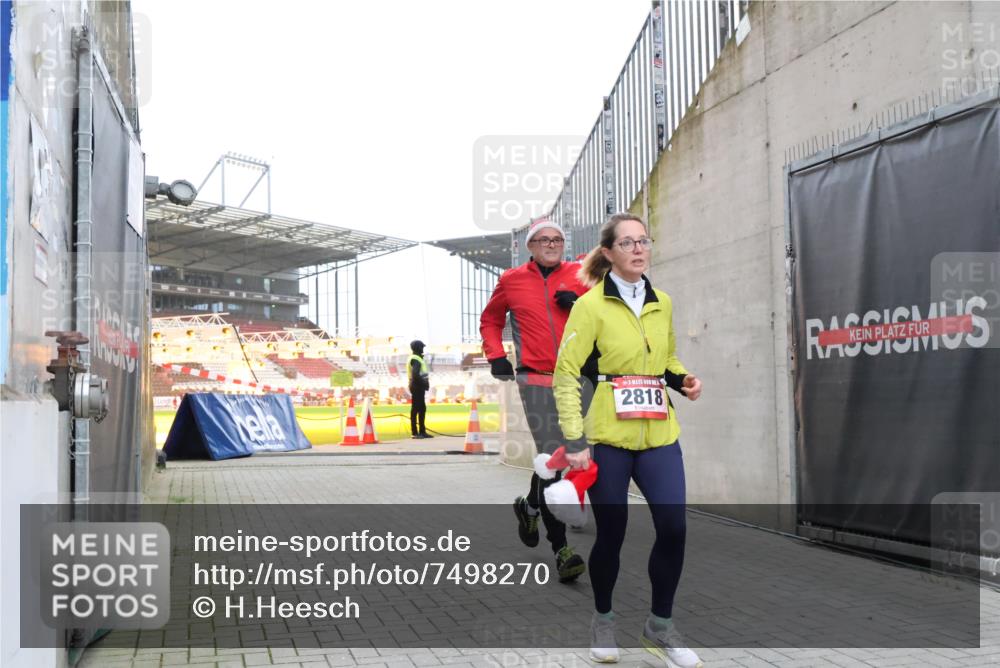 08.12.2024 - St. Pauli X-Mass-Run No. 14 H.Heesch http://msf.ph/oto/7498270 08.12.2024 10:01:58 Ziel 41, 1246, 2818, 3340, 3341, 1246, 1751, 2818, 2833, 3254 meine-sportfotos.de