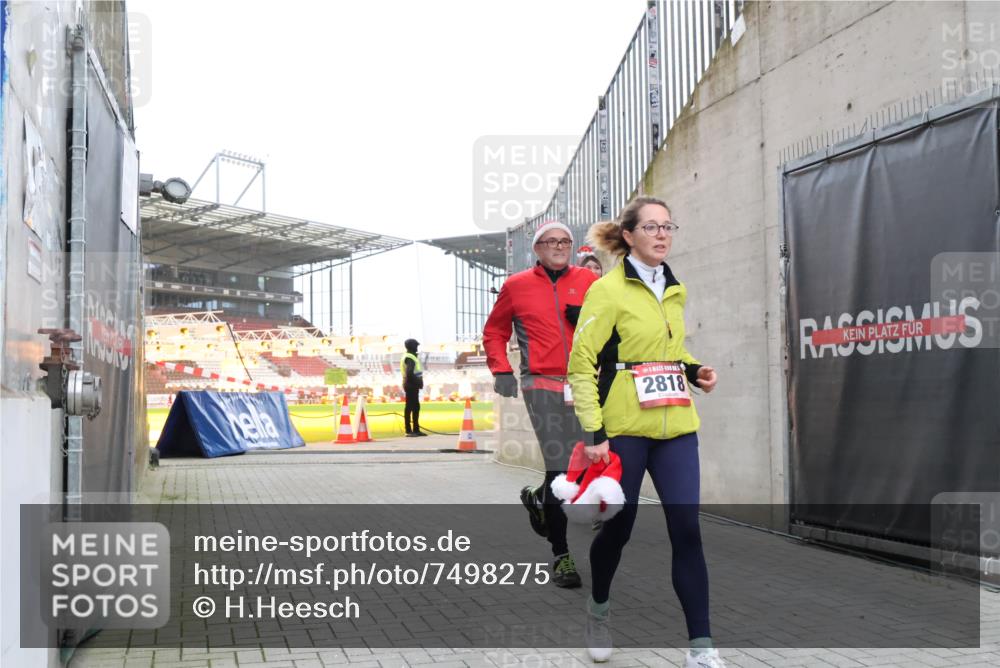 08.12.2024 - St. Pauli X-Mass-Run No. 14 H.Heesch http://msf.ph/oto/7498275 08.12.2024 10:01:58 Ziel 41, 1246, 2818, 3340, 3341, 1246, 1751, 2818, 2833, 3254 meine-sportfotos.de