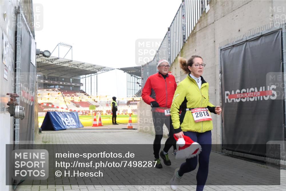 08.12.2024 - St. Pauli X-Mass-Run No. 14 H.Heesch http://msf.ph/oto/7498287 08.12.2024 10:01:58 Ziel 41, 1246, 2818, 3340, 3341, 1246, 1751, 2818, 2833, 3254 meine-sportfotos.de