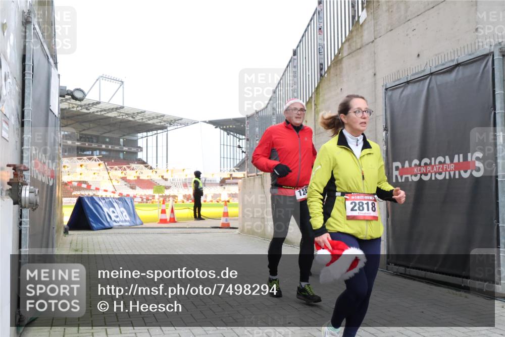08.12.2024 - St. Pauli X-Mass-Run No. 14 H.Heesch http://msf.ph/oto/7498294 08.12.2024 10:01:58 Ziel 41, 1246, 2818, 3340, 3341, 1246, 1751, 2818, 2833, 3254 meine-sportfotos.de