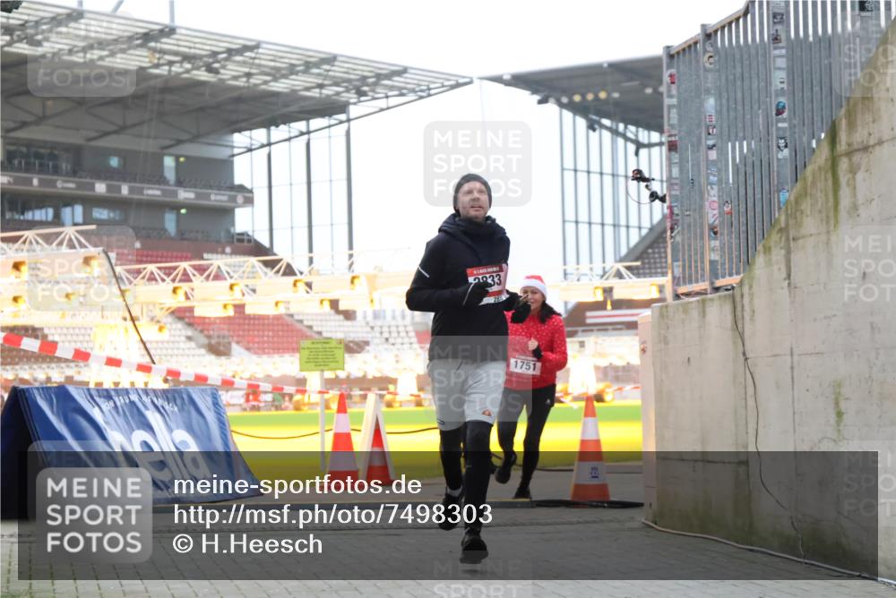 08.12.2024 - St. Pauli X-Mass-Run No. 14 H.Heesch http://msf.ph/oto/7498303 08.12.2024 10:02:04 Ziel 41, 1246, 2818, 3254, 3340, 3341, 86, 1751, 2302, 2833 meine-sportfotos.de
