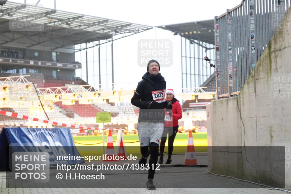 08.12.2024 - St. Pauli X-Mass-Run No. 14 H.Heesch http://msf.ph/oto/7498312 08.12.2024 10:02:04 Ziel 41, 1246, 2818, 3254, 3340, 3341, 86, 1751, 2302, 2833 meine-sportfotos.de