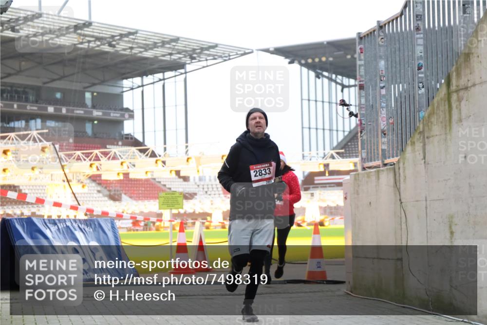 08.12.2024 - St. Pauli X-Mass-Run No. 14 H.Heesch http://msf.ph/oto/7498319 08.12.2024 10:02:04 Ziel 41, 1246, 2818, 3254, 3340, 3341, 86, 1751, 2302, 2833 meine-sportfotos.de