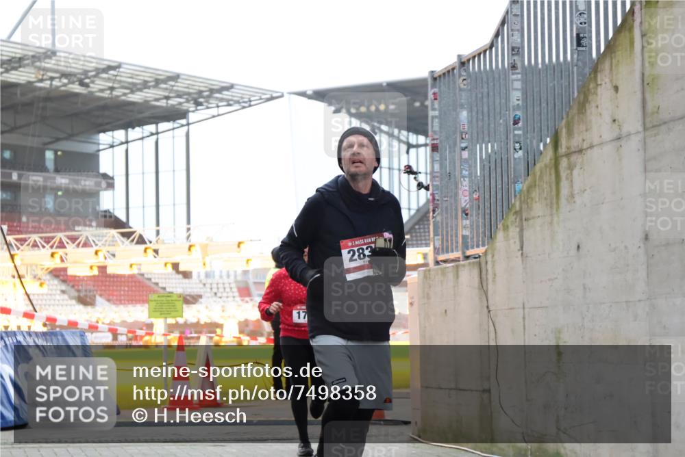 08.12.2024 - St. Pauli X-Mass-Run No. 14 H.Heesch http://msf.ph/oto/7498358 08.12.2024 10:02:05 Ziel 41, 1246, 2818, 2833, 3254, 3340, 3341, 86, 1751, 2302, 2361, 2362, 2826, 2833 meine-sportfotos.de