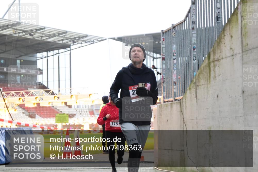 08.12.2024 - St. Pauli X-Mass-Run No. 14 H.Heesch http://msf.ph/oto/7498363 08.12.2024 10:02:05 Ziel 41, 1246, 2818, 2833, 3254, 3340, 3341, 86, 1751, 2302, 2361, 2362, 2826, 2833 meine-sportfotos.de