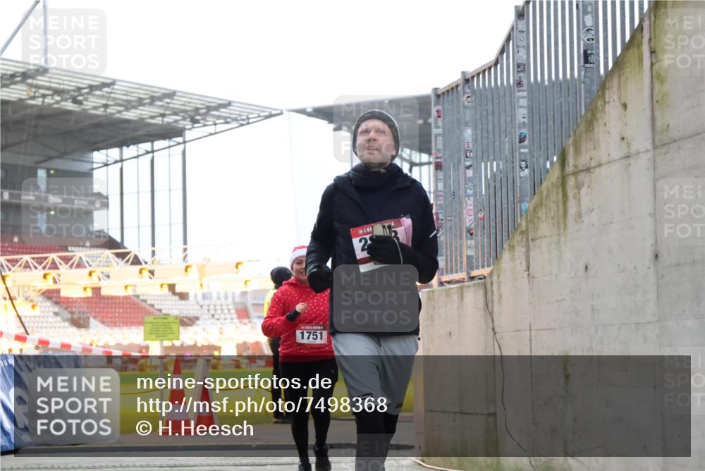 08.12.2024 - St. Pauli X-Mass-Run No. 14 H.Heesch http://msf.ph/oto/7498368 08.12.2024 10:02:05 Ziel 41, 1246, 2818, 2833, 3254, 3340, 3341, 86, 1751, 2302, 2361, 2362, 2826, 2833 meine-sportfotos.de