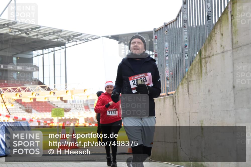 08.12.2024 - St. Pauli X-Mass-Run No. 14 H.Heesch http://msf.ph/oto/7498375 08.12.2024 10:02:05 Ziel 41, 1246, 2818, 2833, 3254, 3340, 3341, 86, 1751, 2302, 2361, 2362, 2826, 2833 meine-sportfotos.de