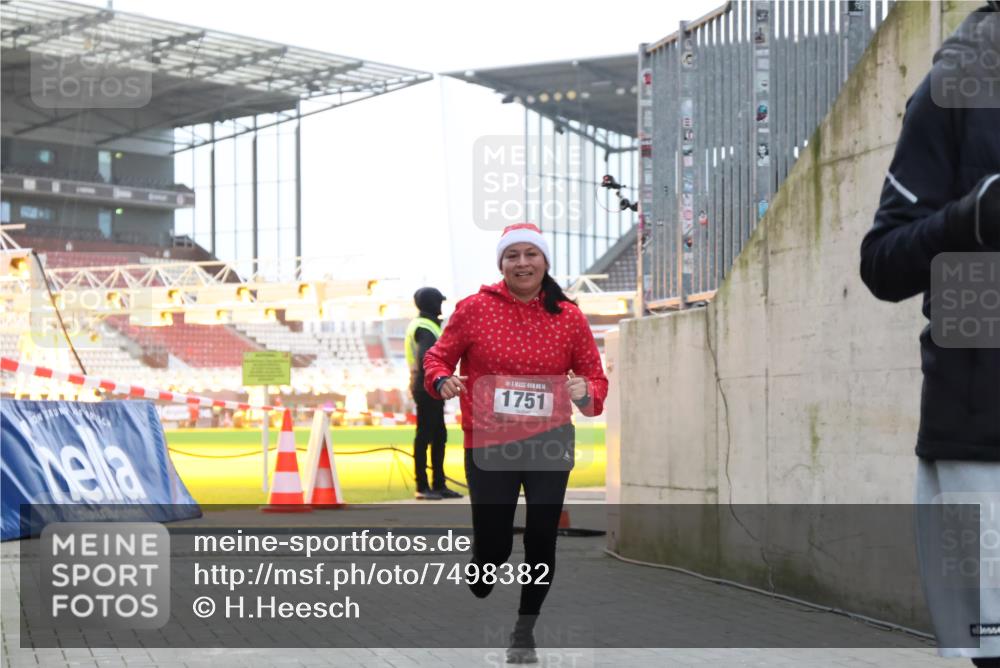 08.12.2024 - St. Pauli X-Mass-Run No. 14 H.Heesch http://msf.ph/oto/7498382 08.12.2024 10:02:06 Ziel 41, 1246, 1751, 2818, 2833, 3254, 3340, 3341, 86, 1751, 2302, 2361, 2362, 2826, 2833, 3093 meine-sportfotos.de