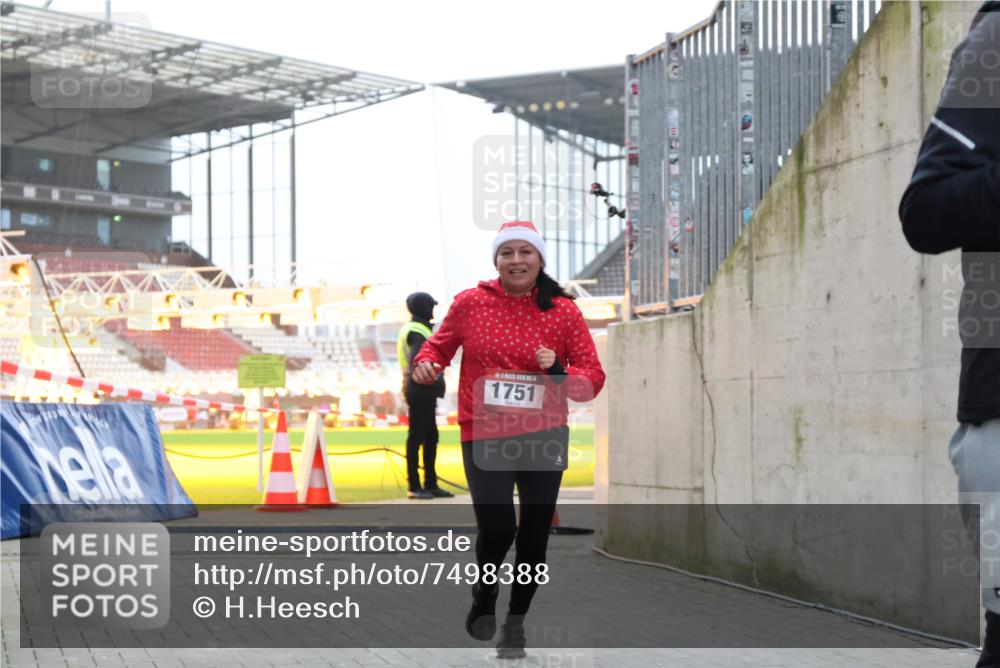 08.12.2024 - St. Pauli X-Mass-Run No. 14 H.Heesch http://msf.ph/oto/7498388 08.12.2024 10:02:06 Ziel 41, 1246, 1751, 2818, 2833, 3254, 3340, 3341, 86, 1751, 2302, 2361, 2362, 2826, 2833, 3093 meine-sportfotos.de