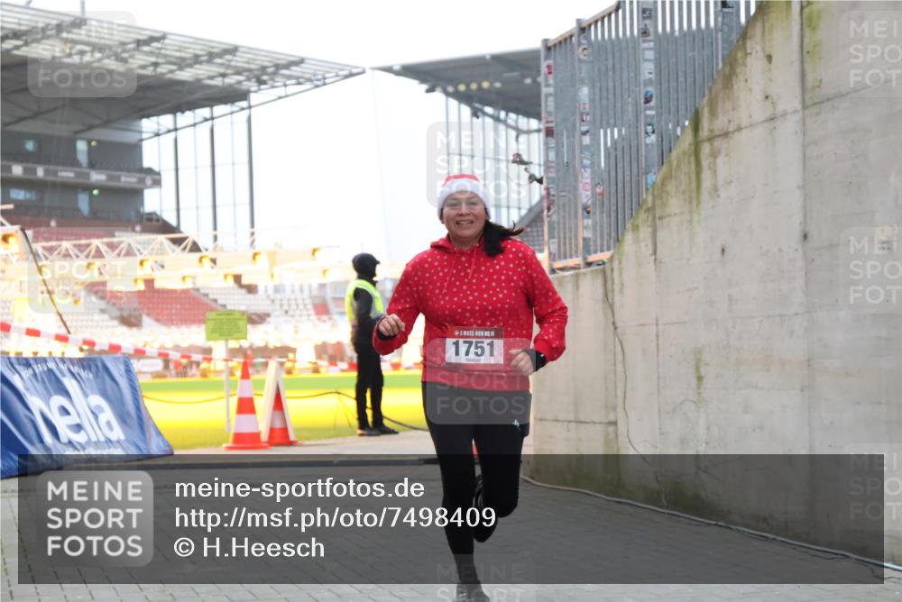 08.12.2024 - St. Pauli X-Mass-Run No. 14 H.Heesch http://msf.ph/oto/7498409 08.12.2024 10:02:06 Ziel 41, 1246, 1751, 2818, 2833, 3254, 3340, 3341, 86, 1751, 2302, 2361, 2362, 2826, 2833, 3093 meine-sportfotos.de