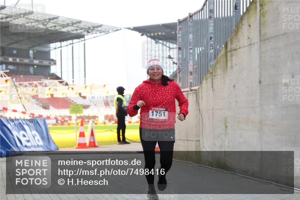 08.12.2024 - St. Pauli X-Mass-Run No. 14 H.Heesch http://msf.ph/oto/7498416 08.12.2024 10:02:06 Ziel 41, 1246, 1751, 2818, 2833, 3254, 3340, 3341, 86, 1751, 2302, 2361, 2362, 2826, 2833, 3093 meine-sportfotos.de