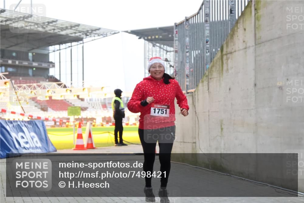 08.12.2024 - St. Pauli X-Mass-Run No. 14 H.Heesch http://msf.ph/oto/7498421 08.12.2024 10:02:06 Ziel 41, 1246, 1751, 2818, 2833, 3254, 3340, 3341, 86, 1751, 2302, 2361, 2362, 2826, 2833, 3093 meine-sportfotos.de