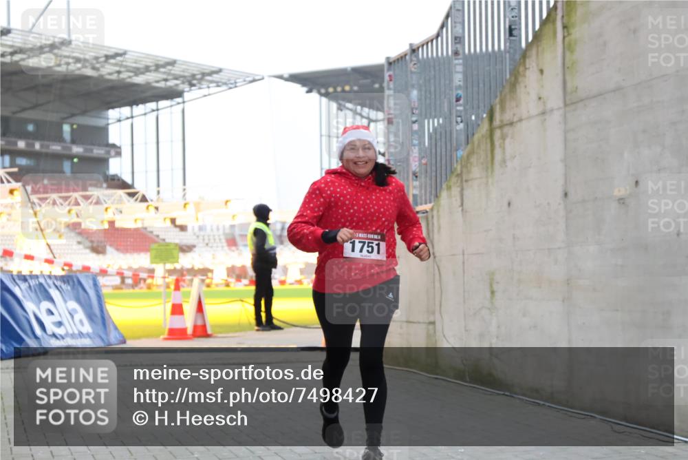 08.12.2024 - St. Pauli X-Mass-Run No. 14 H.Heesch http://msf.ph/oto/7498427 08.12.2024 10:02:06 Ziel 41, 1246, 1751, 2818, 2833, 3254, 3340, 3341, 86, 1751, 2302, 2361, 2362, 2826, 2833, 3093 meine-sportfotos.de