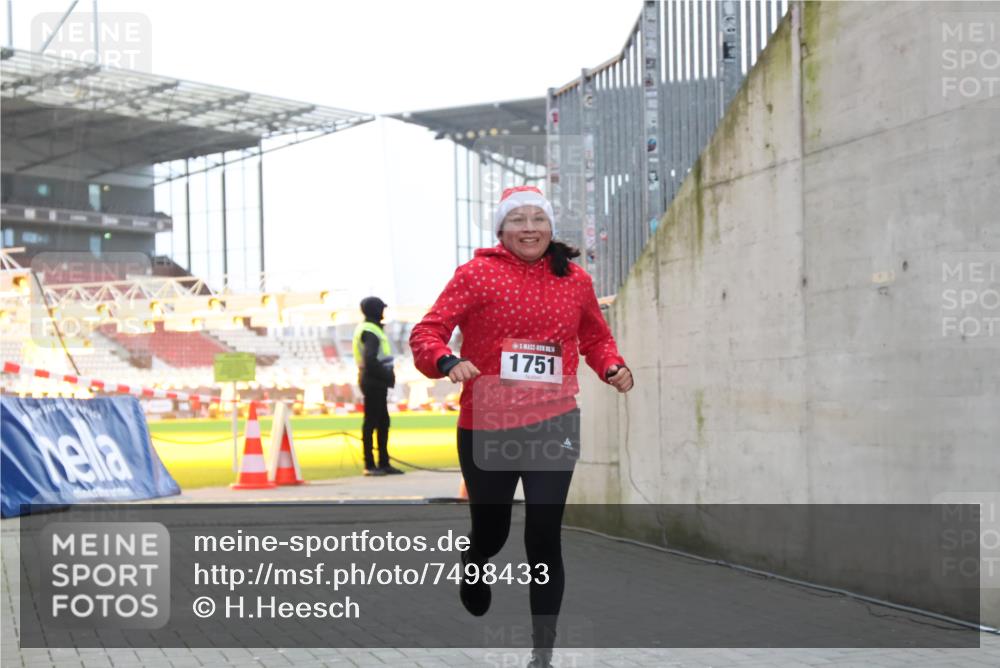 08.12.2024 - St. Pauli X-Mass-Run No. 14 H.Heesch http://msf.ph/oto/7498433 08.12.2024 10:02:06 Ziel 41, 1246, 1751, 2818, 2833, 3254, 3340, 3341, 86, 1751, 2302, 2361, 2362, 2826, 2833, 3093 meine-sportfotos.de