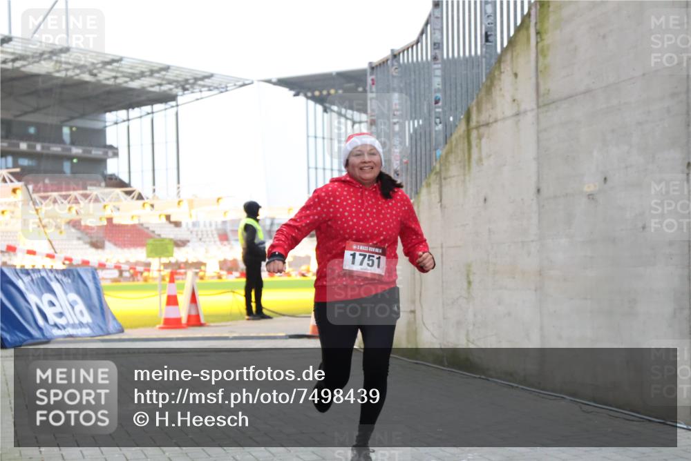 08.12.2024 - St. Pauli X-Mass-Run No. 14 H.Heesch http://msf.ph/oto/7498439 08.12.2024 10:02:06 Ziel 41, 1246, 1751, 2818, 2833, 3254, 3340, 3341, 86, 1751, 2302, 2361, 2362, 2826, 2833, 3093 meine-sportfotos.de