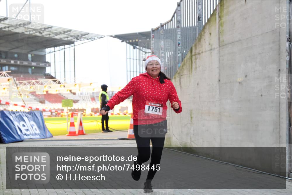 08.12.2024 - St. Pauli X-Mass-Run No. 14 H.Heesch http://msf.ph/oto/7498445 08.12.2024 10:02:07 Ziel 41, 1246, 1751, 2818, 2833, 3254, 3340, 3341, 86, 1751, 2302, 2361, 2362, 2826, 2833, 3093 meine-sportfotos.de